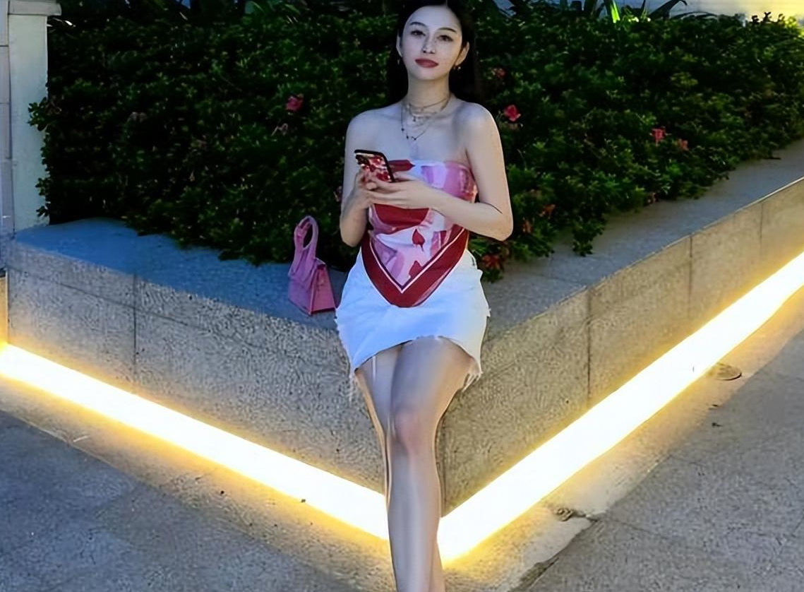 邱淑贞|邱淑贞的女儿身材好到任性！拿丝巾当“上衣”穿！