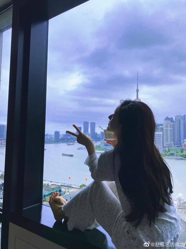 赵露思|赵露思晒紫色天空,梦幻感十足,光脚坐窗台上,与东方明珠塔同框
