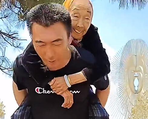 马玉琴在孙子家的卧室曝光,满屋花、杂物,网友:不如跟着李玉成