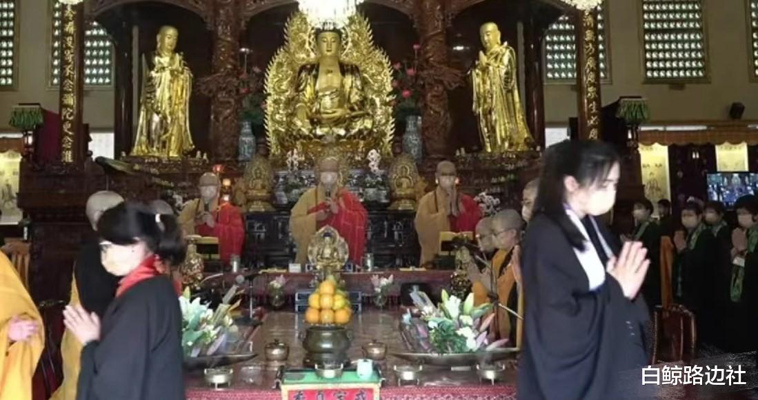 王祖贤|曝55岁王祖贤现身苏州寺庙三课不落！身材发福脸部圆润，一连坚持了22天