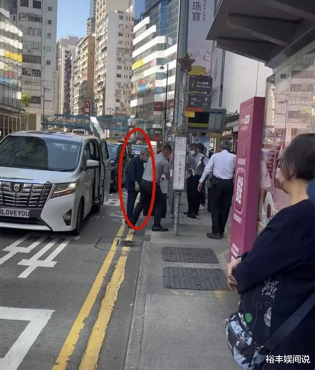刘銮雄|71岁富商刘銮雄再度现身街头!三个保镖持六块白毛巾,独自行走精神好