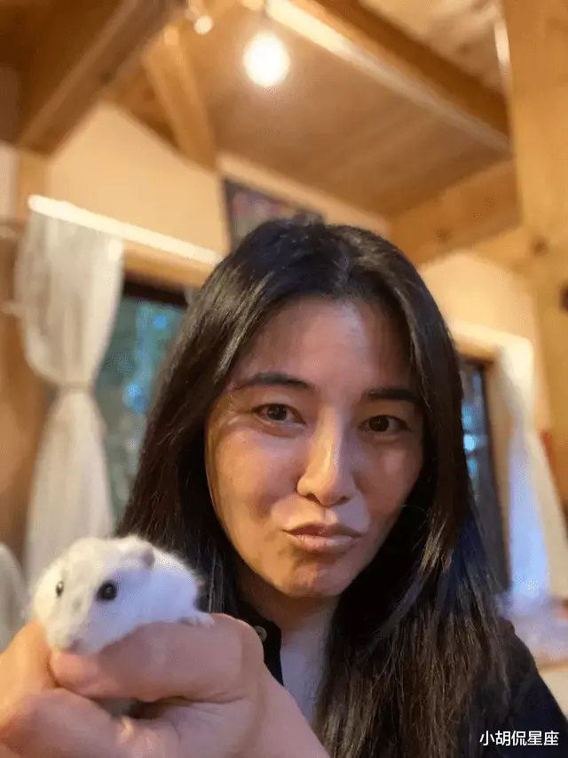 郑伊健|郑伊健老婆晒49岁生日照，满脸斑皱纹多，彻底不掩饰衰老素颜了！