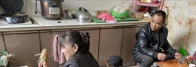 爬行女孩董明英,不顾家长反对24岁嫁给46岁光棍,如今怎么样了?