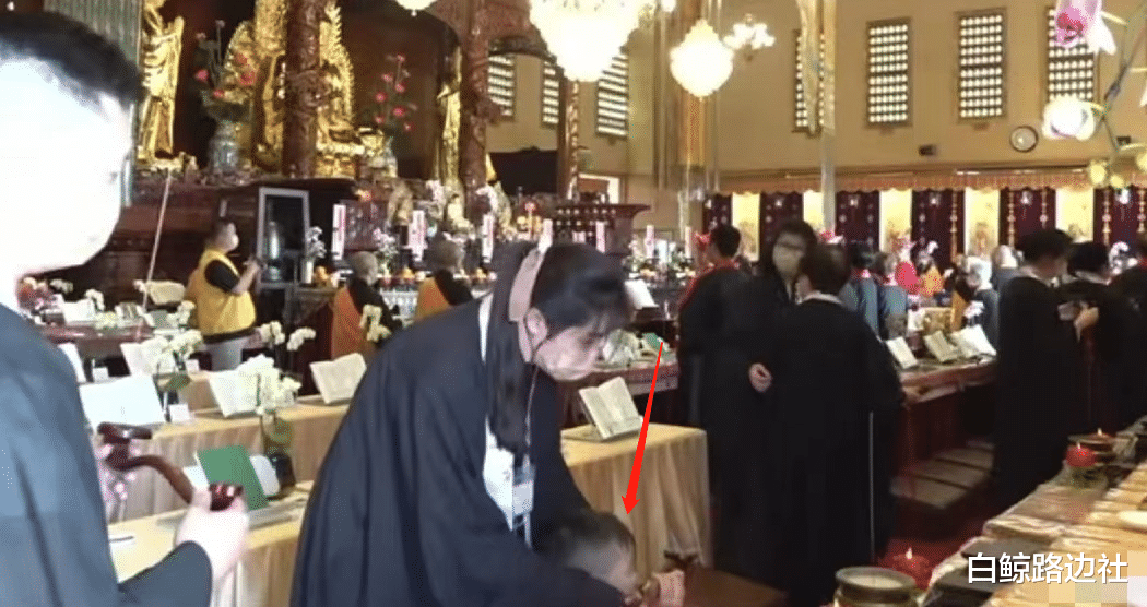 王祖贤|曝55岁王祖贤现身苏州寺庙三课不落！身材发福脸部圆润，一连坚持了22天