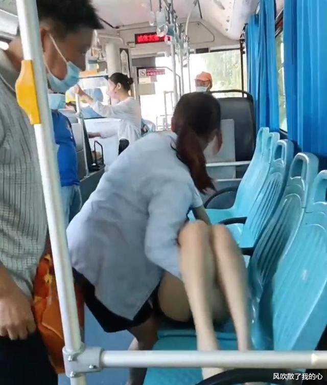 女子与母亲乘坐公交车,女子突然晕倒,因穿着太少无人敢碰!
