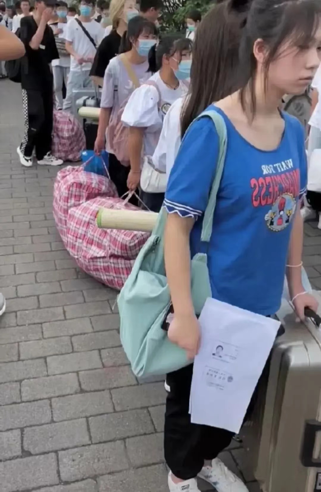 女孩|17岁女孩仅找到一个暑假工,但工厂却停止招聘,网友:痛苦又无助