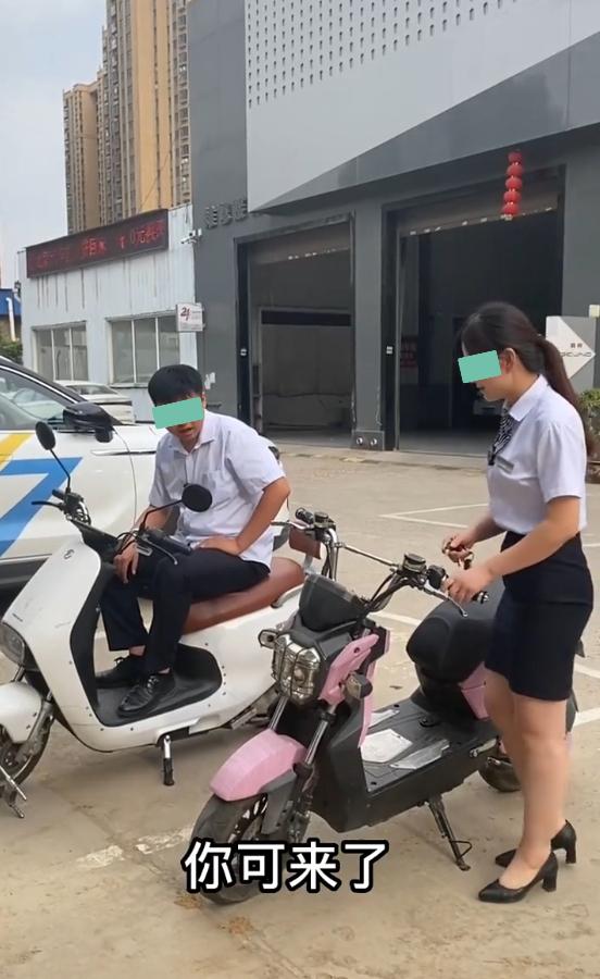 女子锁错车,男子苦等几个小时,女子:我可不是随便的女人
