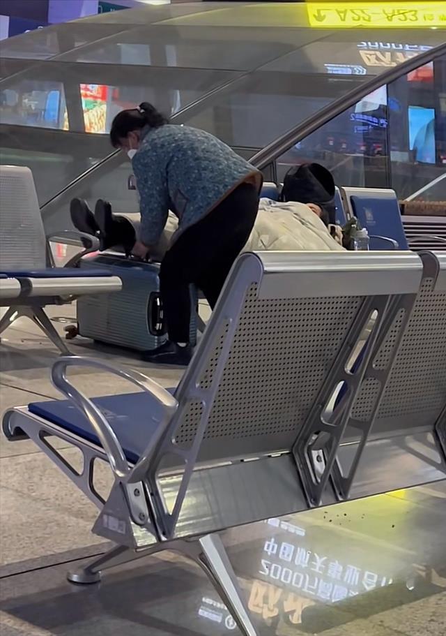 女子露宿零下几度的街头,不要钱不说话,居于一方天地悠然自得