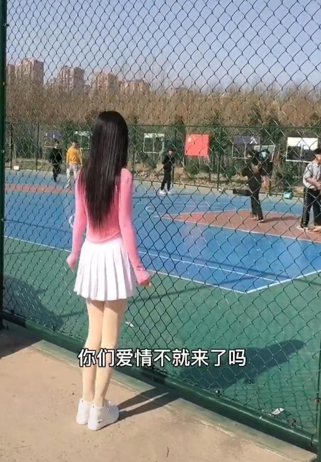 女子遭父母催婚,跑到篮球场边推销自己,网友:这真是高手