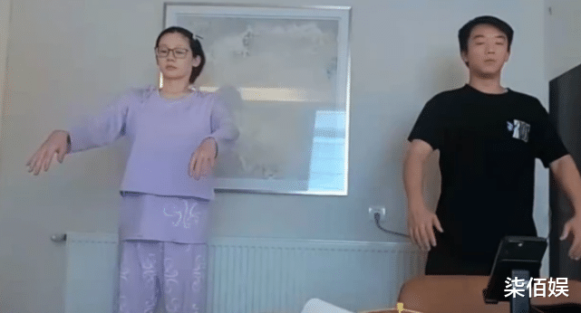 苗苗|郑恺夫妇与月子中心工作人员合照，苗苗产子不到俩月瘦出小蛮腰