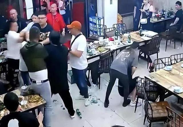 唐山打人案开庭场面壮观,法院多辆车押送嫌疑人,数量增加到28人。