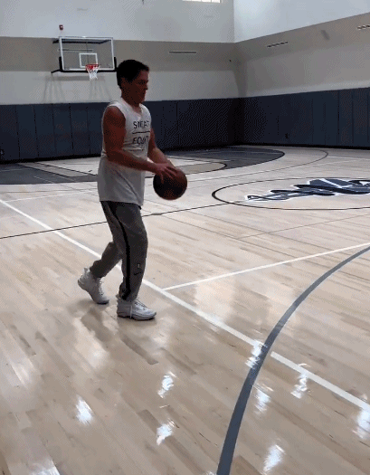 64岁库班赛投篮视频!球迷调侃可以顶替布伦森