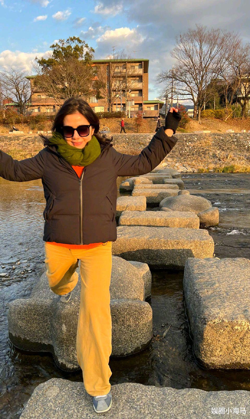 钟楚红|62岁钟楚红晒游玩照，喝咖啡逛公园，容貌与年轻时相差太大