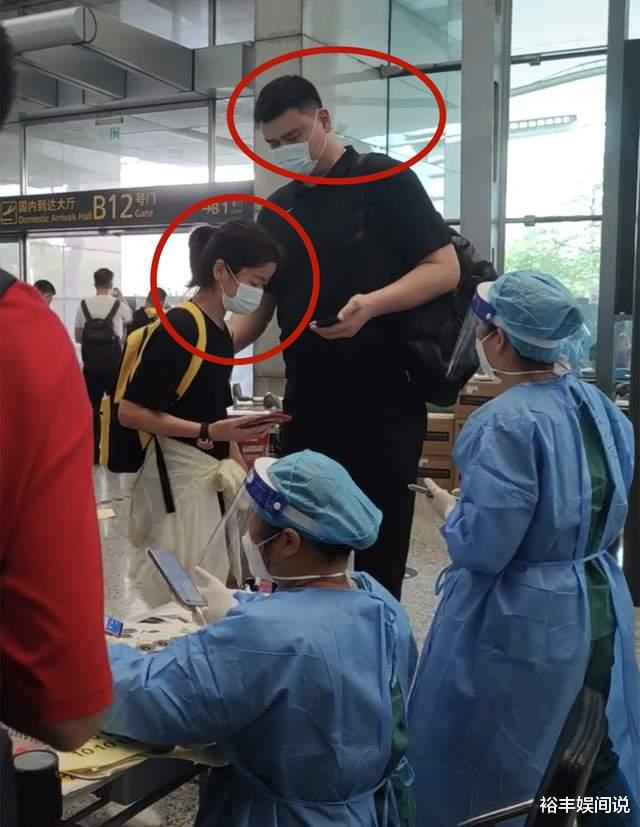姚明|姚明携女儿现身机场！年仅12岁目测已190公分，打扮新潮长腿吸睛