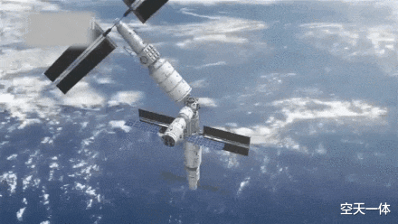 日本人拍到我国空间站，“土”字闪耀太空，问天实验舱太阳翼好大