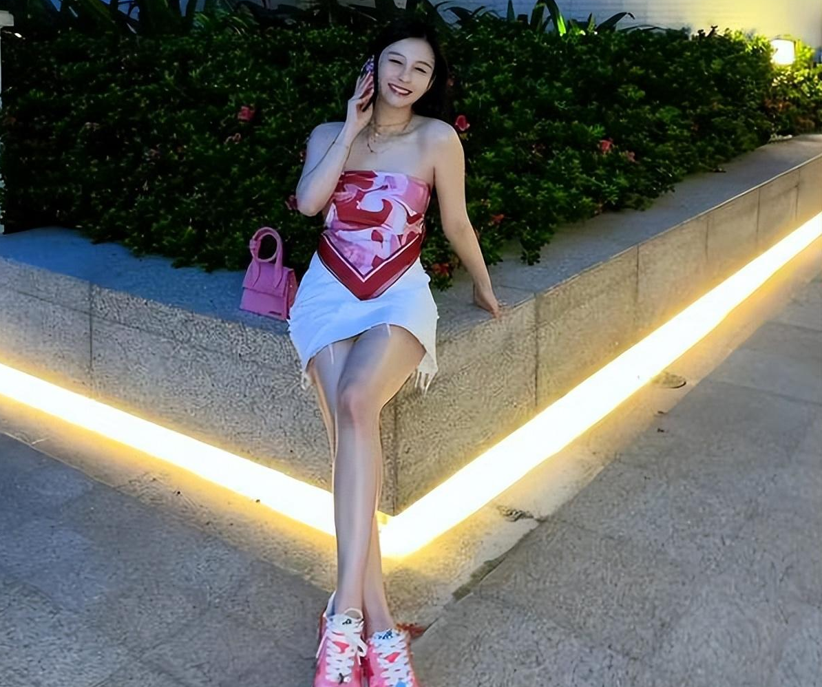 邱淑贞|邱淑贞的女儿身材好到任性！拿丝巾当“上衣”穿！