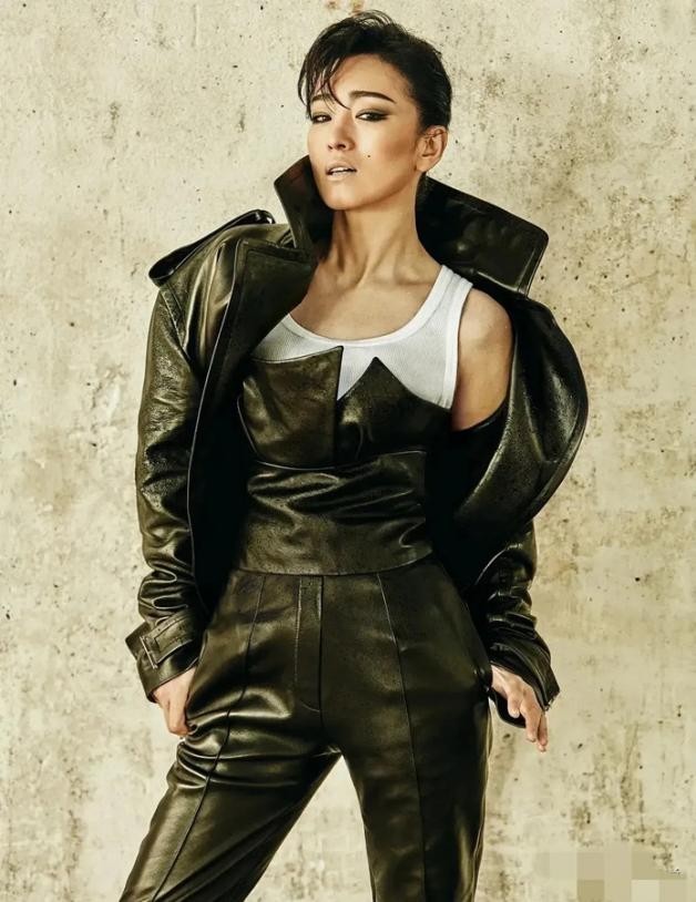 巩俐|56岁巩俐瘦到认不出！穿修身衣撑不起来，短发造型撞脸张艺谋