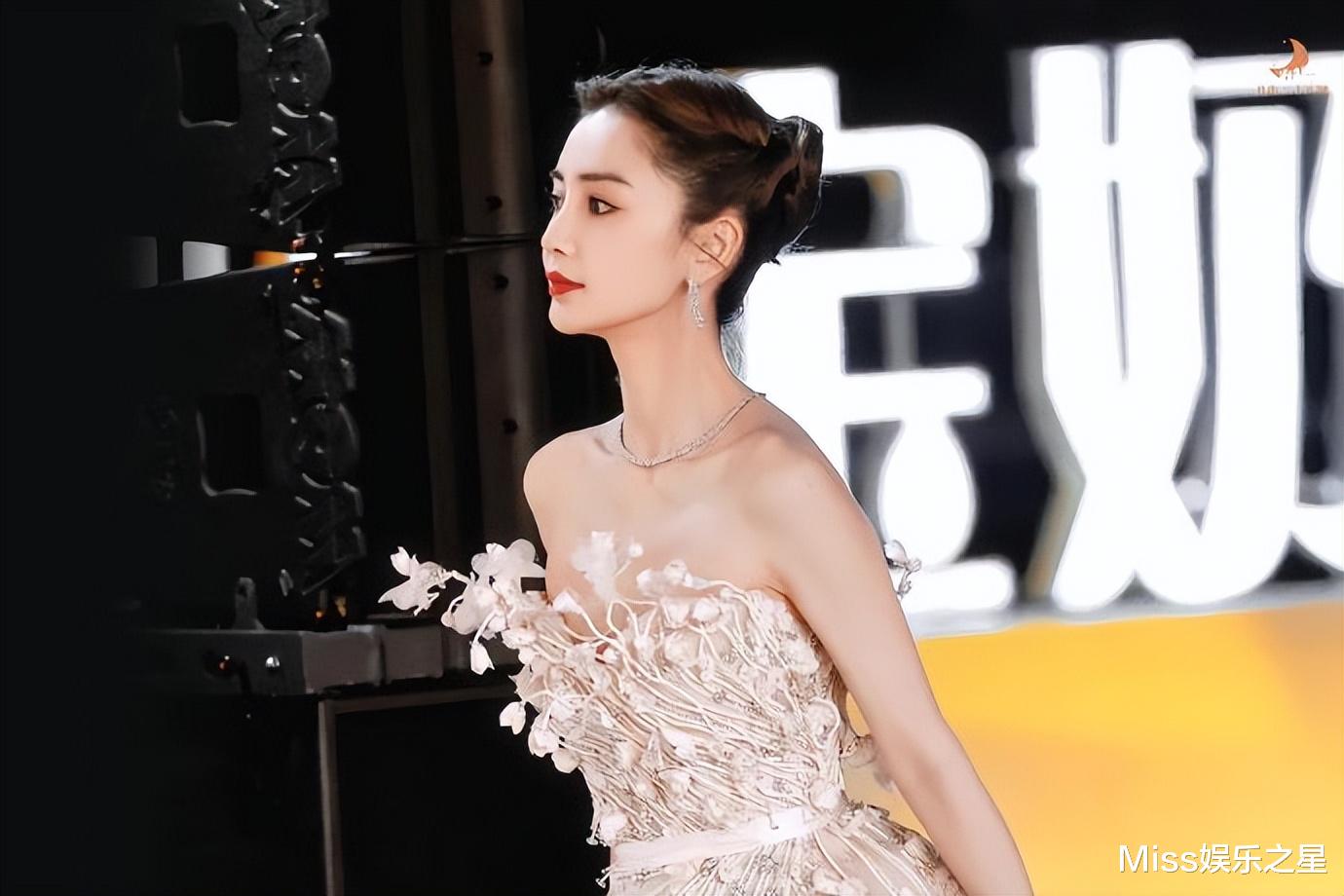 Angelababy|杨颖金鸡奖惊艳亮相，无作品入围却与刘德华同场，被吐槽是蹭热度