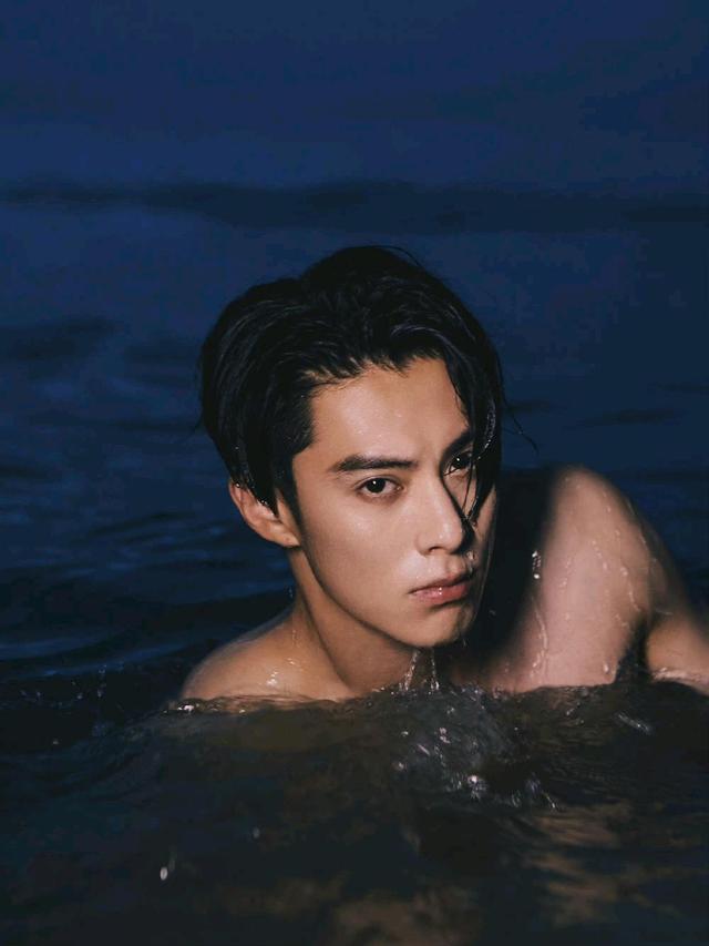 王鹤棣|王鹤棣海边湿发造型大片，英俊五官硬朗身材，瞬间圈粉
