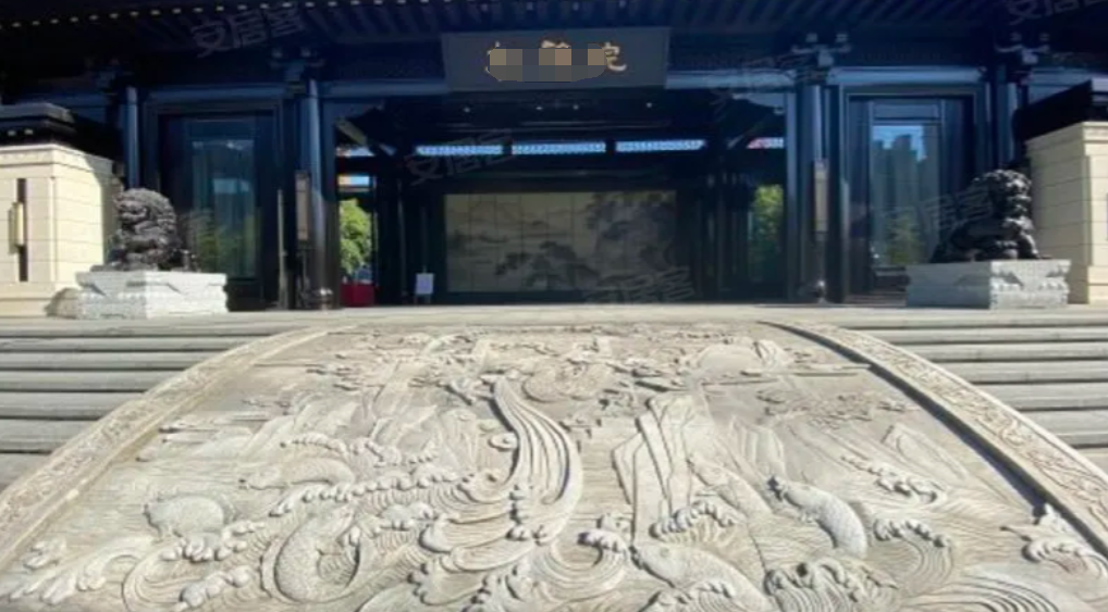 业主嫌回家如上朝要求换小区大门,高达气派要给扒了,物业怒怼回