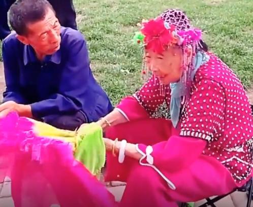 马玉琴在孙子家的卧室曝光,满屋花、杂物,网友:不如跟着李玉成