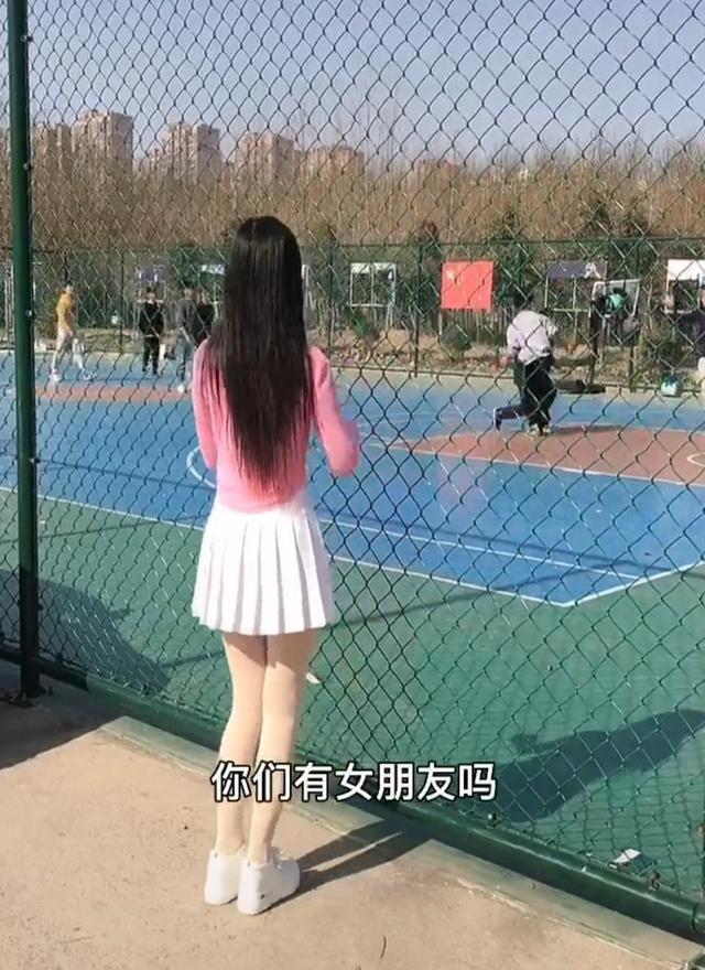 女子遭父母催婚,跑到篮球场边推销自己,网友:这真是高手