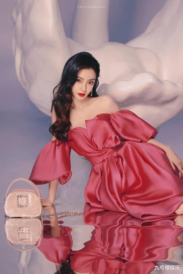 Angelababy|Angelababy天鹅幻境大片,乌黑卷发搭美艳红唇,时尚女帝摩登复古