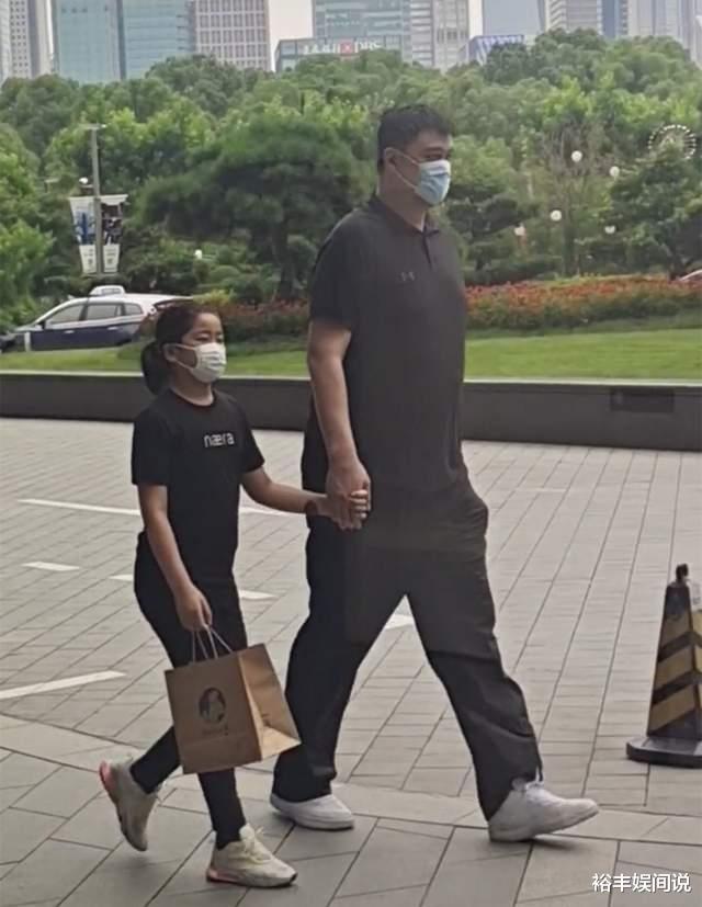 姚明|姚明携女儿现身机场！年仅12岁目测已190公分，打扮新潮长腿吸睛