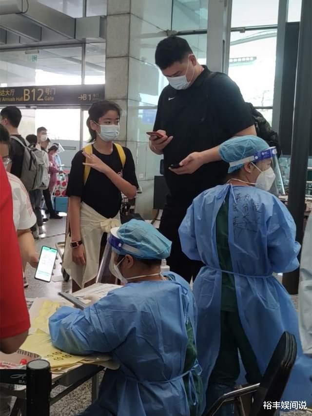 姚明|姚明携女儿现身机场！年仅12岁目测已190公分，打扮新潮长腿吸睛