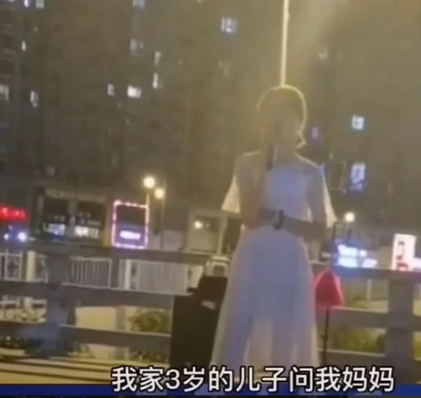 山西太原,一名男子居然穿着一件白色连衣裙,在居民区旁边的天桥上直播