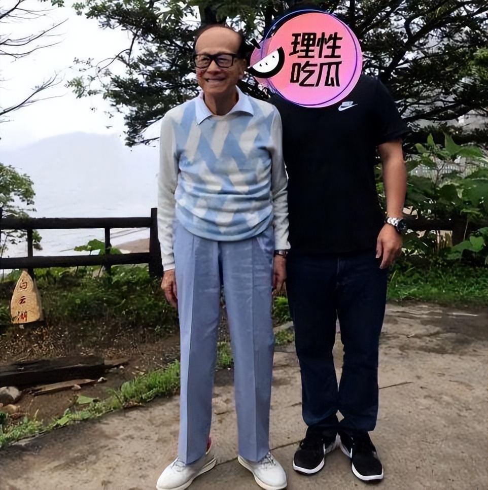 李嘉诚|94岁李嘉诚已身形佝偻，头发也开始稀松，现身寺庙祈福