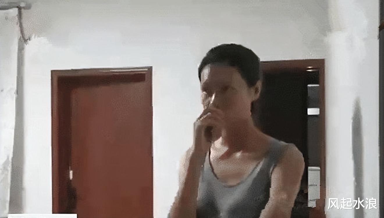 男女楼道里“搞对象”,气得邻居直踹门:我家孩子经常看见