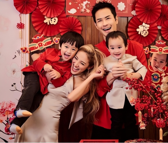 郑嘉颖|不愧是白富美！郑嘉颖小22岁娇妻光脚拍写真，穿丝绸吊带秀大长腿