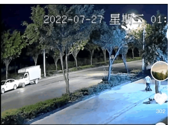 “你胆子大了,还敢跑出来!”广东汕头,一名身穿黑衣短裙的女子在人行道上走时被打