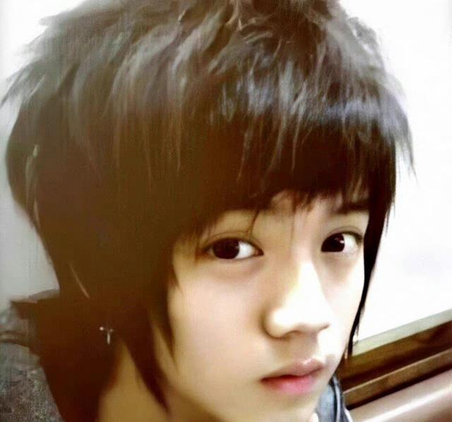 鹿晗|32岁鹿晗留长发扎丸子头,脸却肿得宛如发面, 网友:越来越像尹正