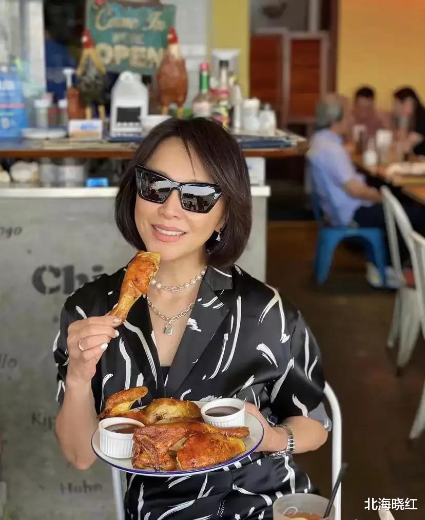 梁朝伟|梁朝伟在日本与性感女暧昧，刘嘉玲在家用行动反击，网友开心就好