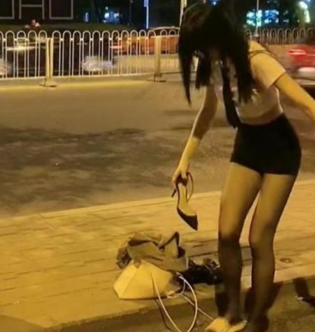 美女主播深夜约见榜一大哥,对方是农民工,还要求她当面换鞋袜