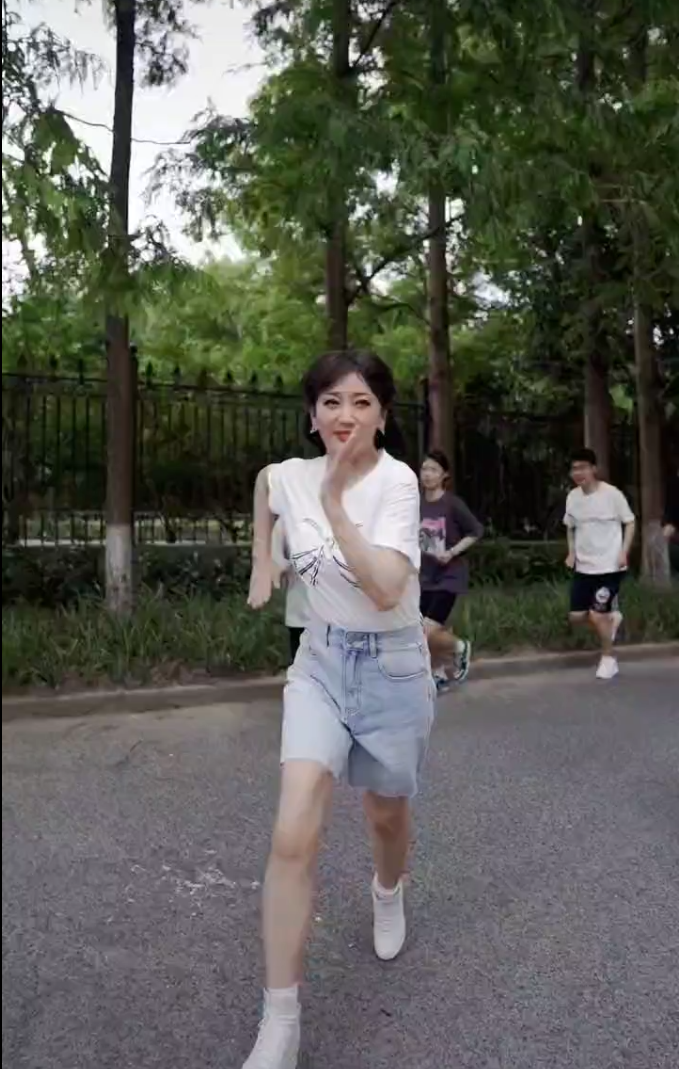 赵雅芝|68岁赵雅芝不惧38度高温跑步，打扮精致穿10厘米高跟鞋仍步伐稳健