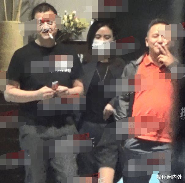 李亚鹏|李亚鹏开车接女友回家，他嘴叼香烟派头十足，女友西装短裤超漂亮