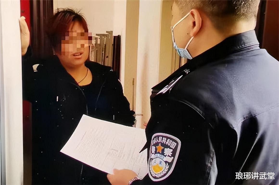 女老板与男员工车内偷欢,因未拉手刹后滑,双双奔赴黄泉。