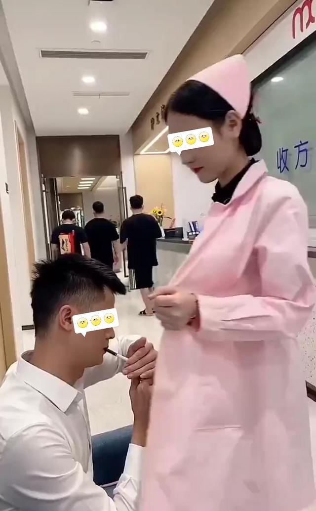 男子去医院看望朋友,竟当众拿出香烟来抽,没想到被女护士拿捏了