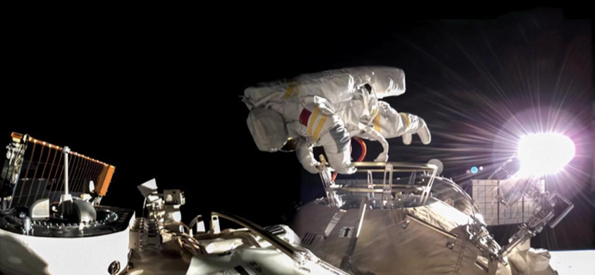 大家被NASA“骗”了?神舟十三号宇航员出舱后,暴露太空原本面貌
