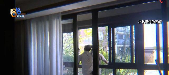 浙江杭州,年轻女子衣着清凉在家睡觉时,窗户有两工人突然闯入