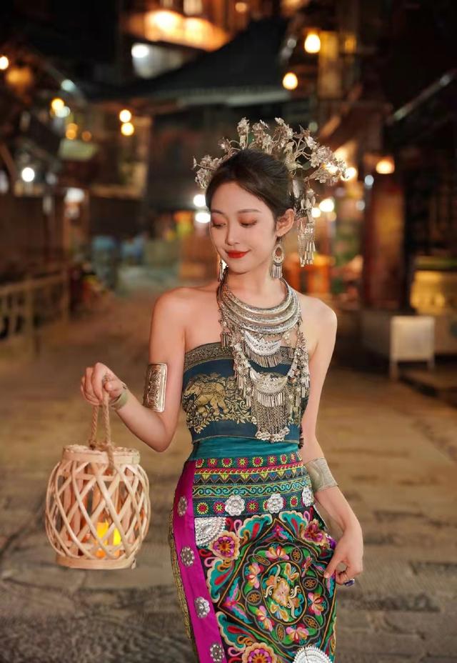 执念如影|千万粉网红官宣恋情，女方身材火辣颜值不输明星