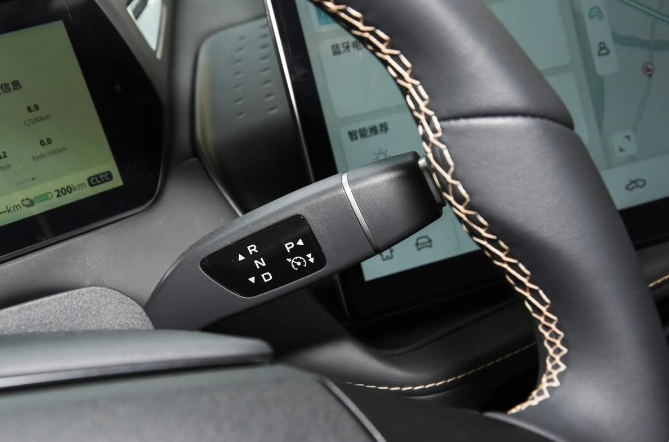 长安深蓝拥有极致的性能，媲美跑车，深蓝不甘示弱