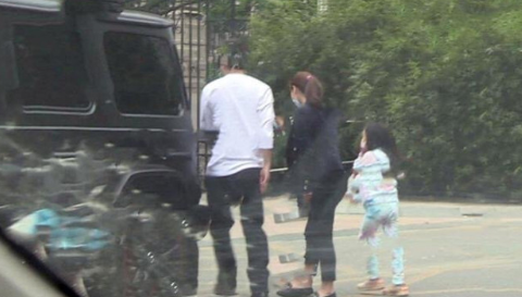 李小璐|李小璐与贾乃亮一同穿情路装现身疑似复合？知情人称其女儿遇到心理问题