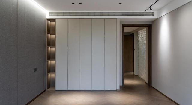 “小黑屋”衣帽间，连拆3堵墙装玻璃砖，完工变大，至少亮了2倍！