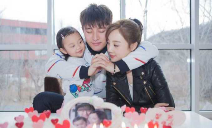 李小璐|李小璐与贾乃亮一同穿情路装现身疑似复合？知情人称其女儿遇到心理问题