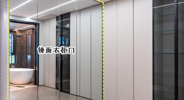 “小黑屋”衣帽间，连拆3堵墙装玻璃砖，完工变大，至少亮了2倍！