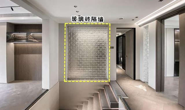 “小黑屋”衣帽间，连拆3堵墙装玻璃砖，完工变大，至少亮了2倍！